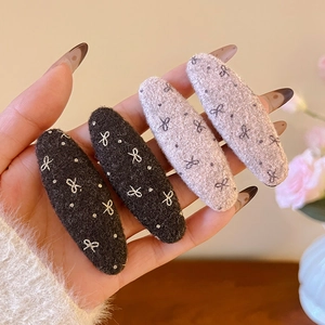 Lot de 4 barrettes à cheveux ovales en laine noire et mauve pastel avec des nœuds