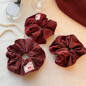 Dreiteiliges Retro-Haargummi-Set mit Punkten, Schottenmuster und Satin in Rot