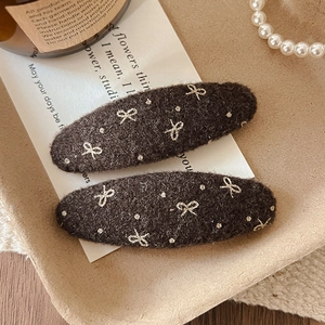 Lot de deux barrettes à cheveux en laine marron avec motif nœud brodé style coréen