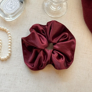 Eleganter dunkelroter Satin-Haargummi in Übergröße mit glänzender Faltenstruktur