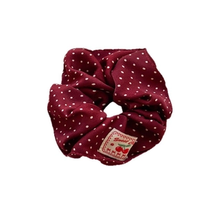 Burgunderrotes Polka-Dot Haargummi mit Kirschetikett für elegante Dutts