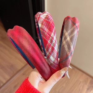 Trois serre-têtes rembourrés à carreaux rouges en laine pour un look élégant