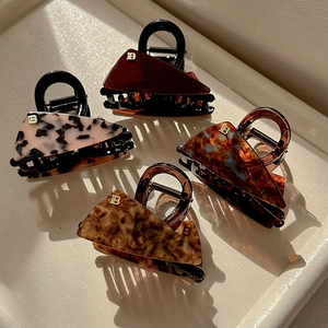 French Acetate Leopard Triangle Hair Claw Clip For Women Elegant Shark Clip With Metal Letter Hair Accessories