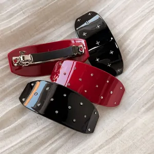 Luxuriöses Haarspangen-Set in Rot und Schwarz mit eleganten, funkelnden Kristallakzenten