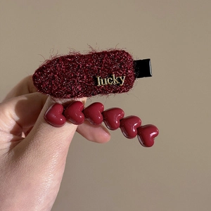 Pinza de pelo de felpa rojo vino con letras lucky de metal y set de cuentas de corazón