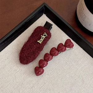 Set de horquillas de peluche rojo con letras Lucky doradas y clip de corazón brillante