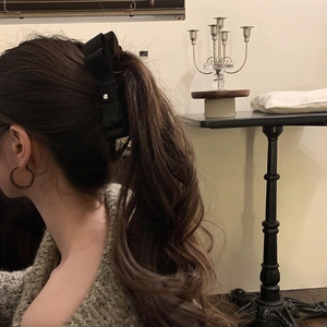 Eleganter großer schwarzer Haarschleifen-Clip mit Metallknopf für Pferdeschwanz-Styling