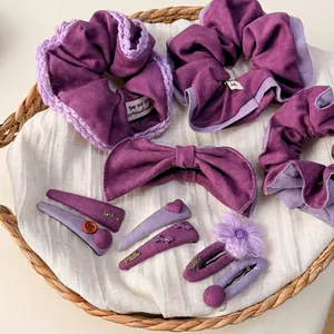 Ensemble d'accessoires de coiffure faits main en violet avec fleurs dans un panier