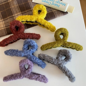 Set aus 6 bunten Plüsch-Haarklammern in Gelb, Rot und Blau für warme Winterfrisuren