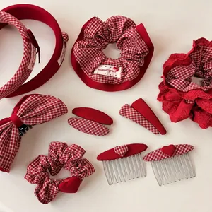 Set di accessori per capelli a scacchi rossi e bianchi con cerchietto e elastici scrunchie