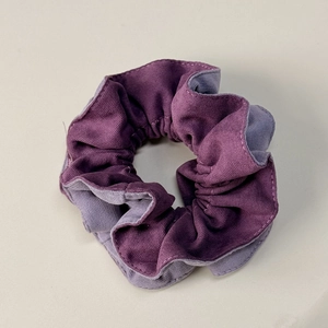 Gros plan du chouchou en velours côtelé violet bicolore montrant la texture et le tissu doux