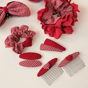 Set di fermagli per capelli a quadri rossi e elastico in pizzo per acconciature