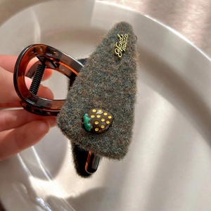 Vintage strawberry hair claw clip made of brown resin and grey wool with handmade metal tag