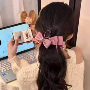 Elegante fermaglio per capelli con fiocco in raso rosa scintillante per uno stile unico
