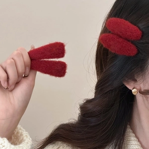 Set mit vier roten Plüsch-Haarspangen für Damen im eleganten Winter-Minimalismus