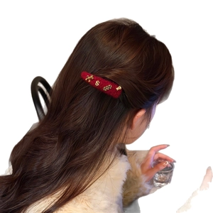 Fermaglio in velluto rosso con orsetto dorato per acconciature festive eleganti