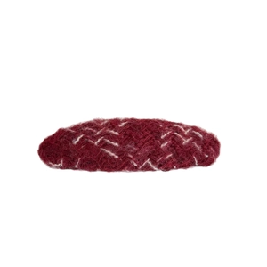Elegante molletta per capelli in maglia bordeaux con cuciture bianche su sfondo bianco