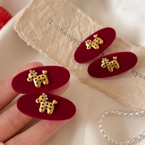 Eleganti fermagli per capelli in velluto rosso con barboncino dorato e strass lucidi