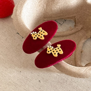 Fermagli per capelli in velluto rosso con ornamenti pony dorati e strass scintillanti