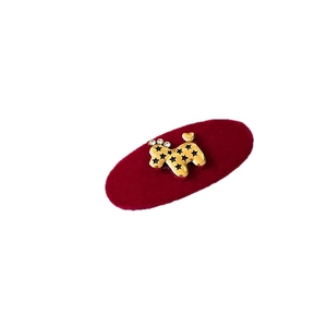 Fermaglio per capelli in velluto rosso ovale con decorazione a cucciolo d'oro e strass