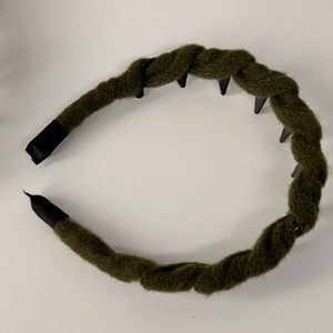 Dettaglio cerchietto a maglia verde militare con treccia e dentini antiscivolo interni