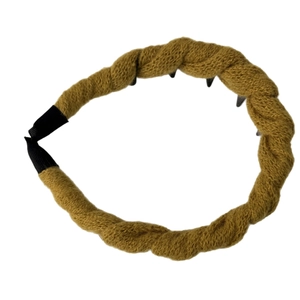 Cerchietto in maglia a trecce marrone caramello con denti antiscivolo e design elegante