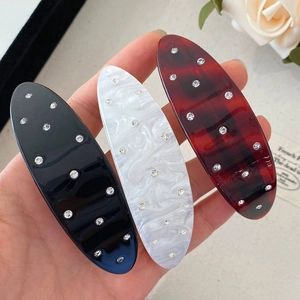 Set di tre fermagli ovali in acetato con strass in nero, bianco e marmo bordeaux