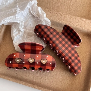 Vintage Cocoa Brown Acetate Plaid Hair Claw Clip With Rhinestone Heart Design Sweet Checkered Shark Clip For Women Hair Styling