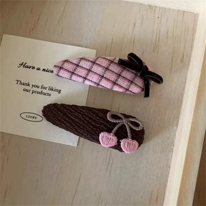 Set di 2 fermagli per capelli con fiocco in velluto rosa e ricamo a ciliegia su velluto a coste