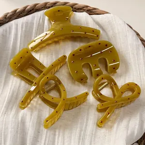 Lot de 5 pinces à cheveux jaune moutarde avec pois rouges sur tissu blanc texturé
