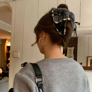 Elegant houndstooth bow hair clip with white pearl detail for women in retro French style