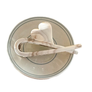 Creamy marble heart claw clip made of acetate for elegant women hair styling