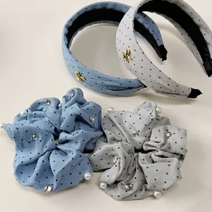 Set elastico e cerchietto azzurro a pois con perle e decorazioni a farfalla dorate