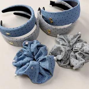 Eleganti elastici e cerchietti a pois blu e grigi con accenti di perle