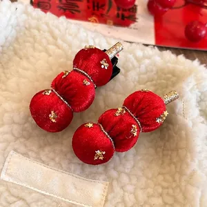 Rote Samt-Haarspangen im Tanghulu-Stil mit Goldglitzer auf weißem Plüschstoff