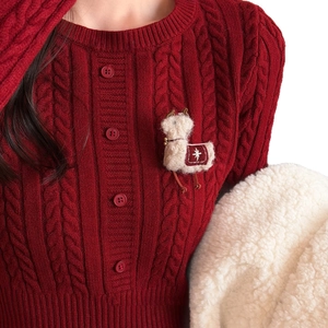 Chunky knit sweater with a cute alpaca brooch accessory for winter styling