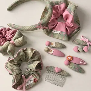 Süßes Haarschmuck-Set in Rosa und Grün mit Karomuster, Schleife und Bären-Stickerei