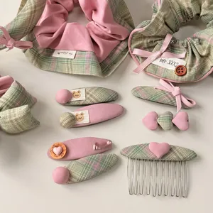 Detail von rosa und grünen karierten Haarschleifen Set mit Stoffklammern und Scrunchie