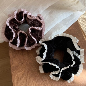 Eleganti elastici in velluto con bordi a pieghe in marrone e nero per acconciature