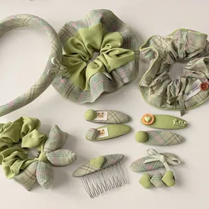Flachbild von avacadogrünem Haarschmuck-Set mit Schleifen-Scrunchies und Karo-Clips