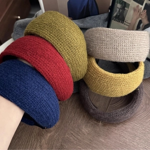 Knitted wide-brim headbands in six colors with a soft chunky texture for autumn and winter