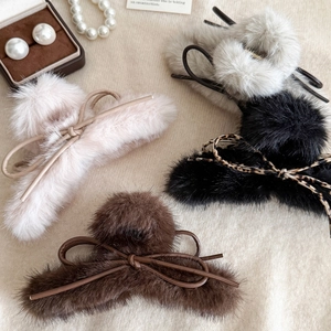 Pinces à cheveux en peluche avec nœud en rose, gris, brun et noir avec perles