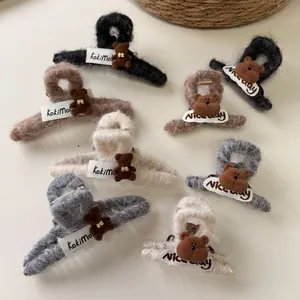 Détail de pinces à cheveux ours en peluche colorées avec tissu texturé et étiquettes mignonnes