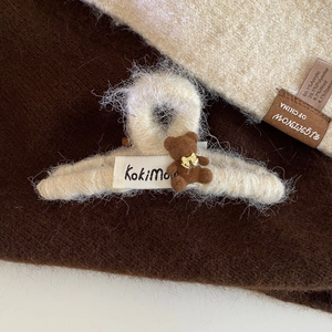 Pince à cheveux en peluche beige avec un petit ours brun foncé et un nœud doré élégant
