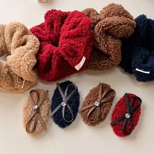 Set aus Plüsch-Haargummis und Schleifen-Haarspangen in Khaki, Rot, Kaffee und Marine
