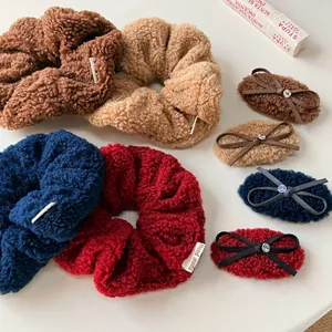 8-teiliges Set aus flauschigen Haargummis und Schleifenclips in warmen Herbstfarben