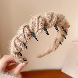 Gros plan du bandeau tricoté beige montrant la texture de laine et le peigne intérieur