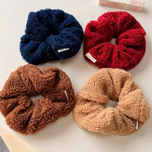 Schicke Oversize-Haargummis aus Plüsch in Marine, Burgund, Karamell und Cremeweiß