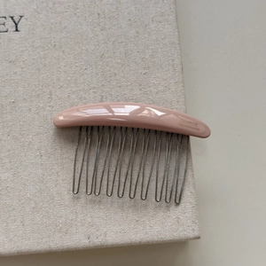 Detail of 10-tooth lotus pink acetate hair comb with FRANCE Handmade engraving