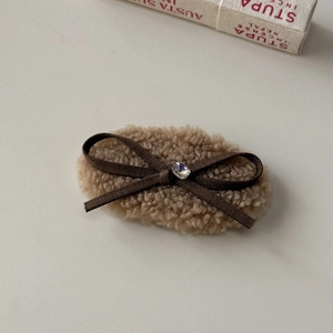Detail einer Plüsch-Haarspange mit glitzerndem Strassstein und weicher Fleece-Basis